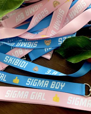 🍒 Třešnička na dortu školního roku! 🎁 Třída 3.A dostala stylový dárek od svého třídního učitele – lanyardy plné emoji,...