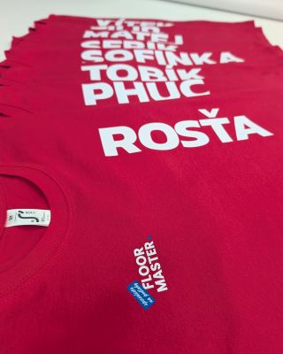 🎯 Když týmový duch dostane barvu! ⚽👕 Pro fotbalový tábor jsme připravili parádní personalizovaná trička ve výrazné červené...